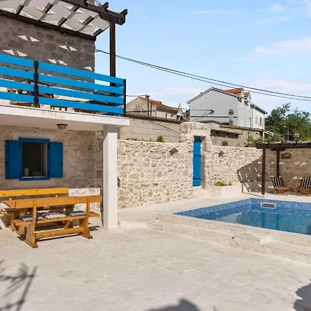 Amazing In With Outdoor Swimming Pool