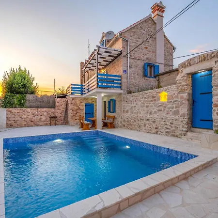 Amazing In With Outdoor Swimming Pool *